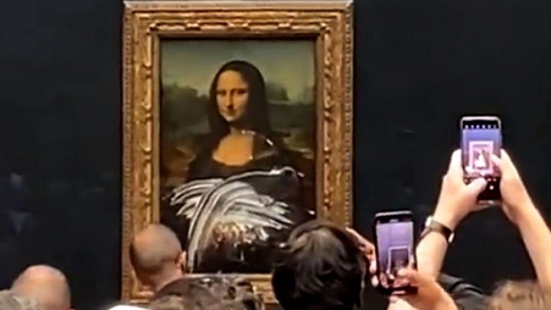 শিল্পকর্ম মোনালিসায় ‘কেক হামলা’
