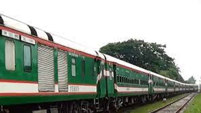 টিটিইকে এবার ‘গুলি’ করার হুমকি রেল পুলিশের