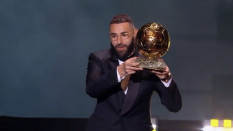 বেনজেমাই জিতলেন ব্যালন ডি’অর