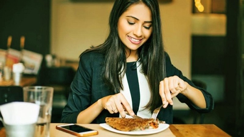 স্বাস্থ্য ফেরাতে চান? রাত ৮টার আগে রাতের খাওয়া সেরে নিন