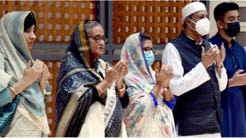 টুঙ্গিপাড়ায় বঙ্গবন্ধুর সমাধিতে প্রধানমন্ত্রীর শ্রদ্ধা