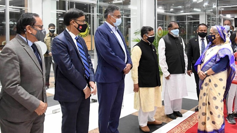 দেশে ফিরলেন প্রধানমন্ত্রী