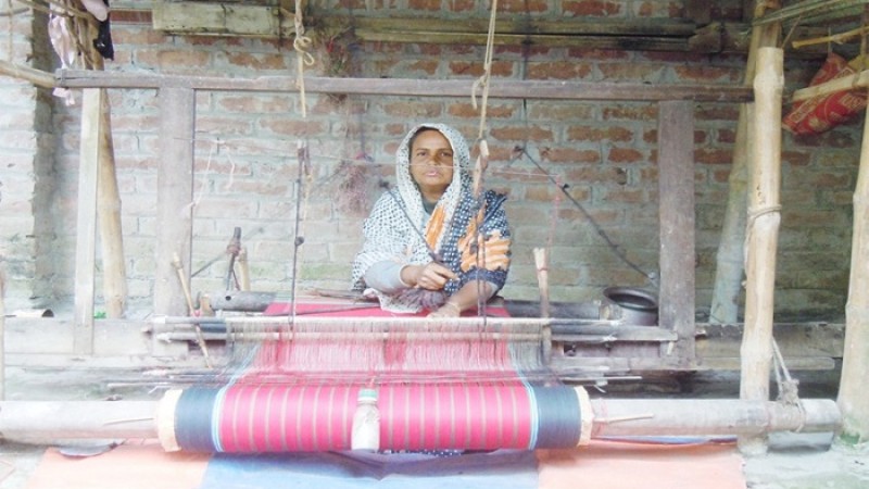 পাবনায় সরব হয়ে উঠেছে তাঁতপল্লি