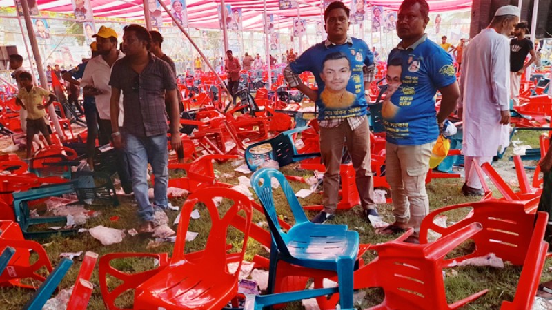 আ. লীগের সম্মেলনে মন্ত্রী-এমপির সামনে কর্মীদের ভাঙচুর