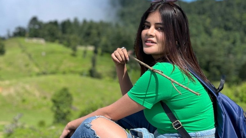 পাহাড়ের কোলে সময় কাটাচ্ছেন মধুমিতা