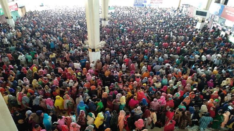 তৃতীয় দিনেও কমলাপুরে ট্রেনের টিকিট প্রত্যাশীদের ভিড়