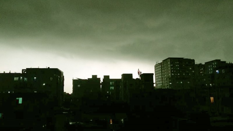 রাজধানীতে দুপুরেই নেমে এলো সন্ধ্যা
