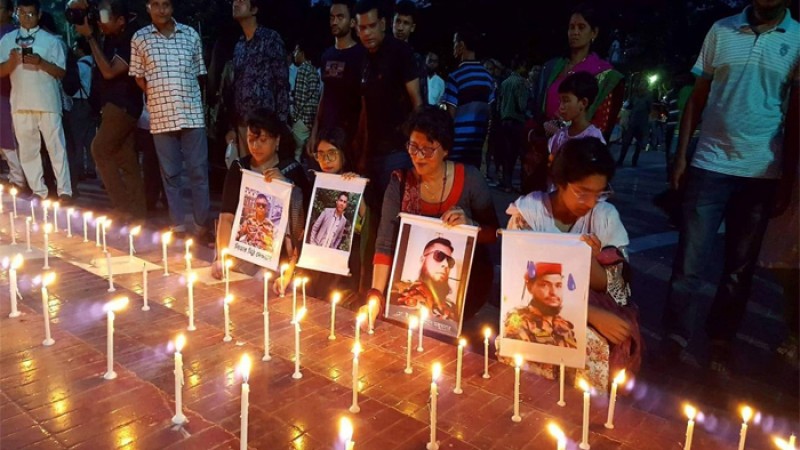 সীতাকুণ্ডে নিহতদের স্মরণে শহীদ মিনারে প্রদীপ প্রজ্বলন