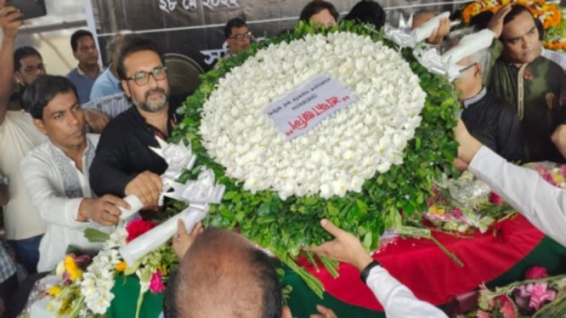 শহীদ মিনারে ফুলেল শ্রদ্ধায় সিক্ত গাফফার চৌধুরী