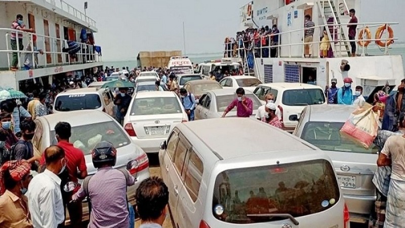 পাটুরিয়া ঘাটে ঢাকাগামী যাত্রীদের চাপ বেড়েছে