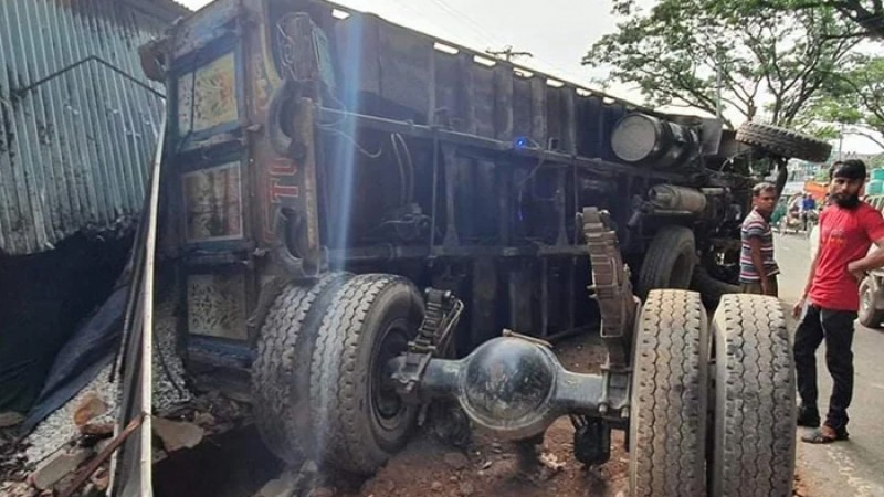 ট্রাক চাপায় রিকশার চালকসহ ৩ যাত্রী নিহত