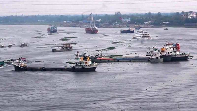 শীতলক্ষ্যায় জাহাজের ধাক্কায় যাত্রীবাহী লঞ্চডুবি