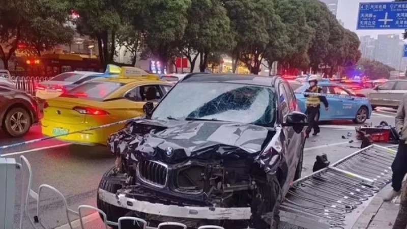 চীনে পথচারীদের ওপর উঠে গেল চলন্ত গাড়ি, নিহত ৫