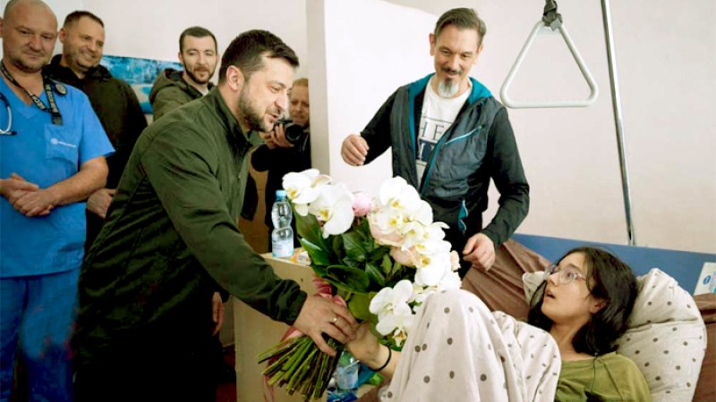 আপনি তো জনপ্রিয় টিকটক তারকা, জেলেনস্কিকে দেখেই বলল কিশোরী