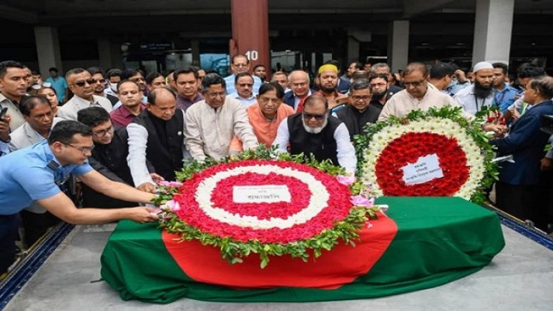 শহীদ মিনারের পথে আবদুল গাফফার চৌধুরীর মরদেহ