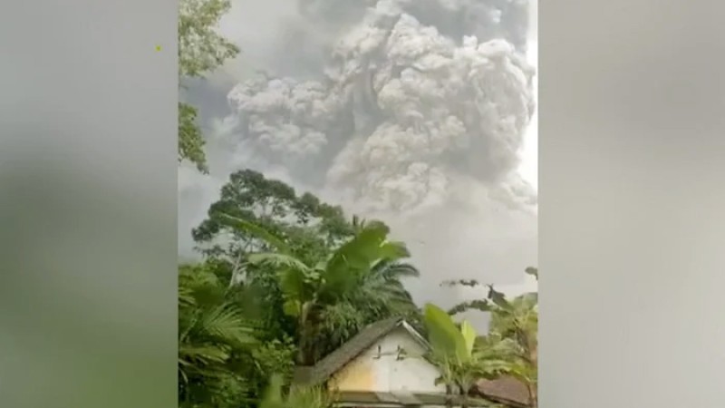 আবারও সেমেরুতে অগ্নুৎপাত, নিহত বেড়ে ২২