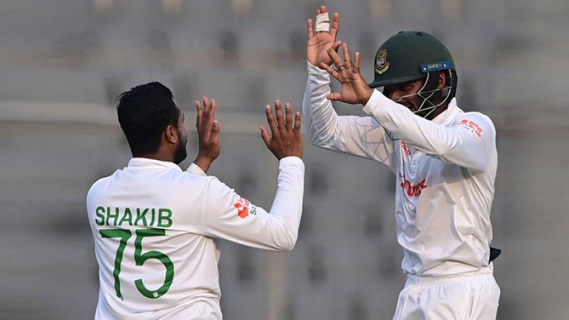 টেস্টের তৃতীয় দিন শেষে শ্রীলঙ্কা পিছিয়ে ৮৩ রানে