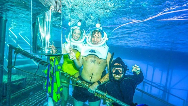 টি-টোয়েন্টি বিশ্বকাপের ট্রফি নিয়ে সমুদ্রে ঝাঁপ