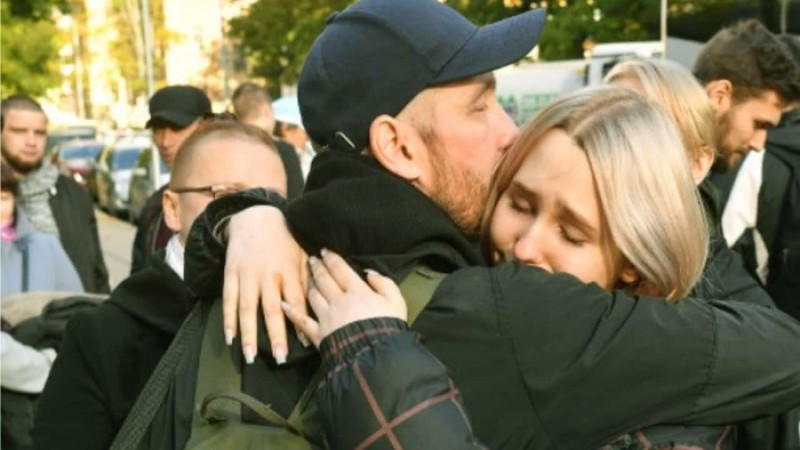 অশ্রু ভেজা চোখে পুরুষদের বিদায় দিচ্ছেন রুশ নারীরা