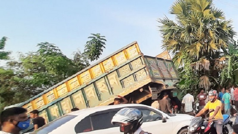খুলনায় ট্রাকের ধাক্কায় সিএনজির চালকসহ নিহত ৪