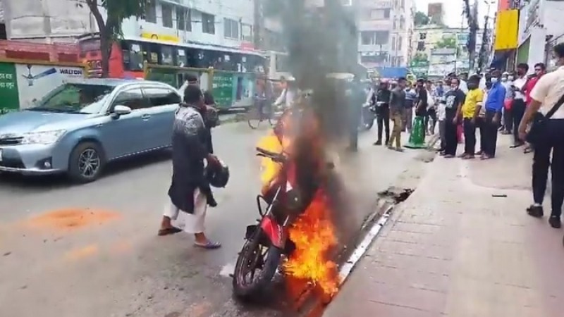 পুলিশের সামনেই নিজের বাইকে আগুন দিলেন রাইডার
