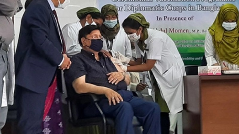 ভ্যাকসিন নিতে লোকজন আমেরিকা থেকে বাংলাদেশে আসছে