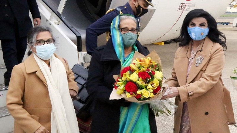 প্রধানমন্ত্রী লন্ডন পৌঁছেছেন