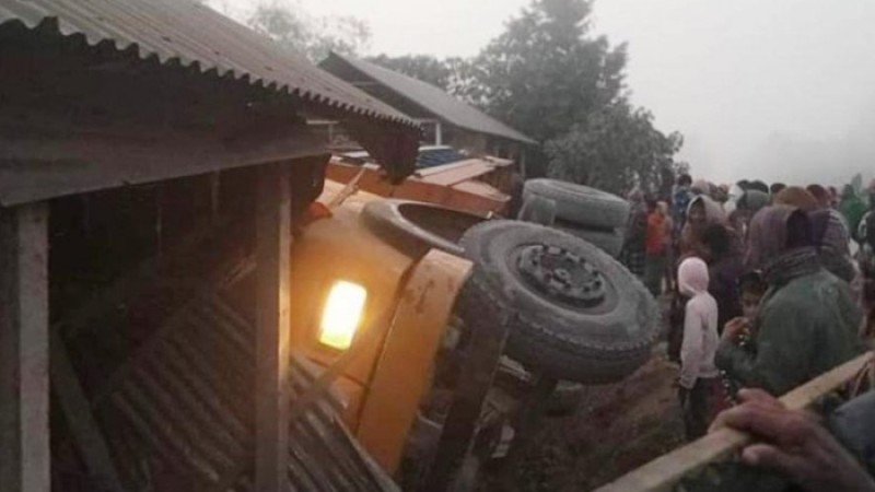 নিয়ন্ত্রণ হারিয়ে বসতঘরে ট্রাক, প্রাণ গেলো ঘুমন্ত দম্পতির