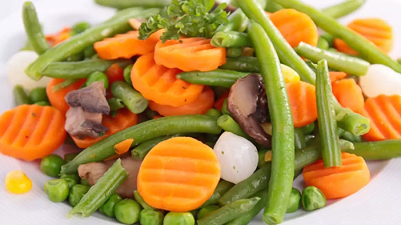 কিছু খাবার আছে যা কাঁচা খেলেই বিপদ