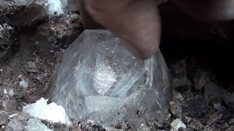 খনি থেকে দশ লক্ষ টাকার হীরা পেলেন মধ্যপ্রদেশের গৃহবধূ