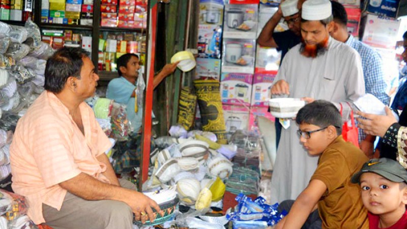 আতর ও টুপির দোকানে বাড়ছে ভিড়