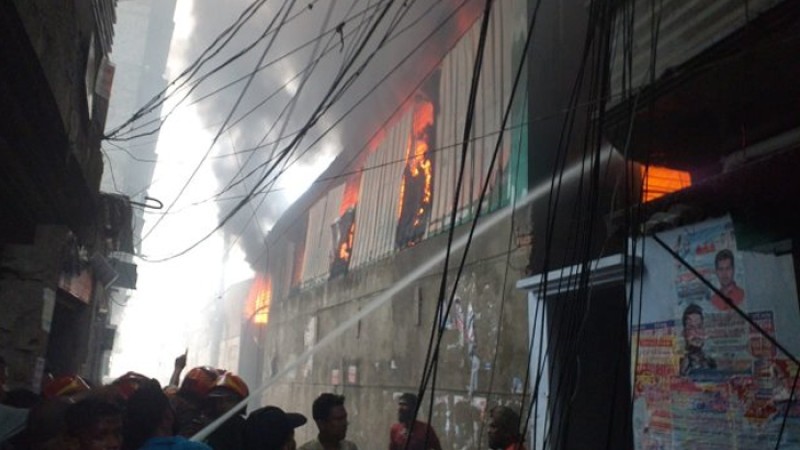 রাজধানীর লালবাগে প্লাস্টিক কারখানায় আগুন