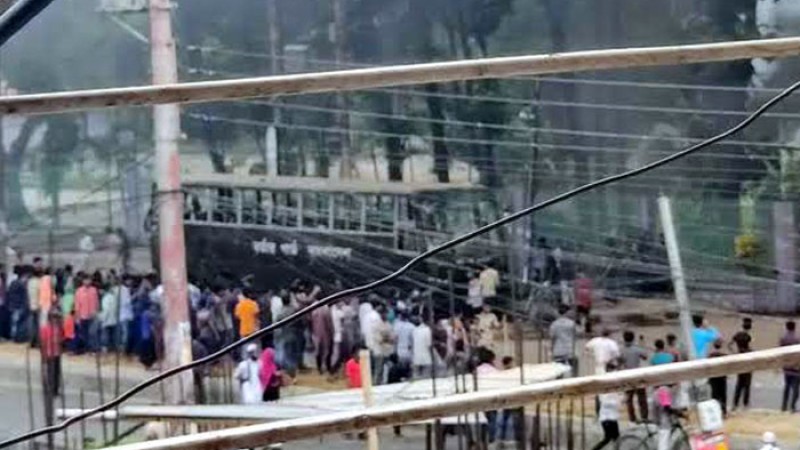 বিজিবির গাড়ি ভাঙচুর, পুলিশের মোটরসাইকেলে আগুন দিলেন শ্রমিকরা