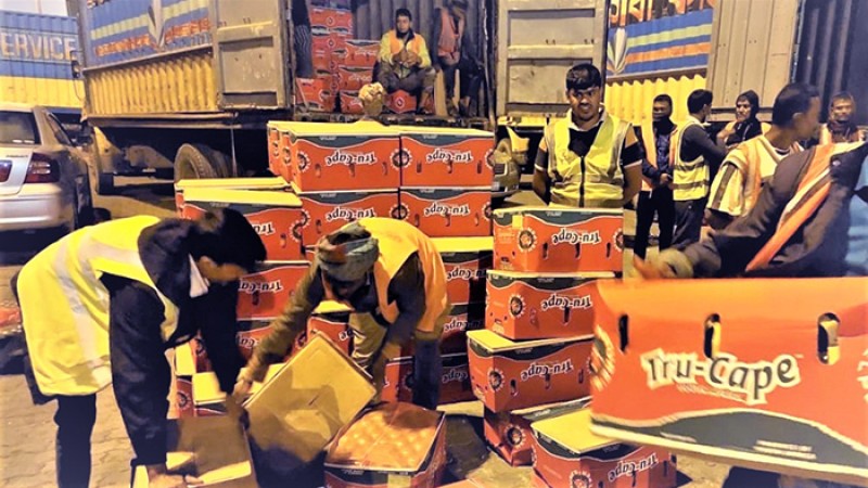 আপেলের চালানে এসেছে ১ কোটি ৩৭ লাখ টাকার সিগারেট