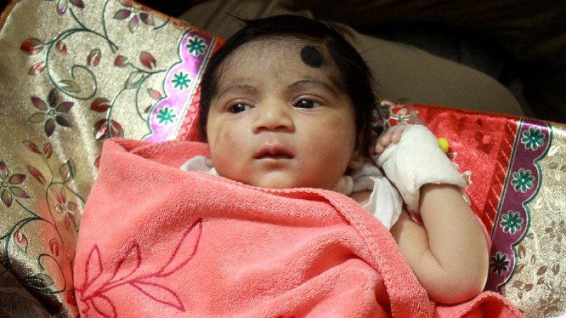 মায়ের পেট ফেটে সড়কে জন্ম নেওয়া সেই নবজাতক আইসিইউতে