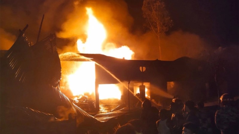 রাজধানীর জুরাইনে চিপসের কারখানায় আগুন