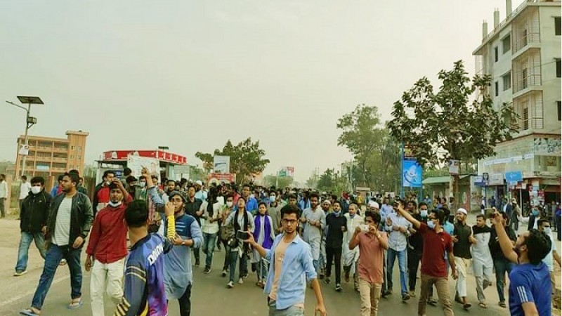 ফের মহাসড়ক অবরোধ করেছেন বরিশাল বিশ্ববিদ্যালয়ের শিক্ষার্থীরা