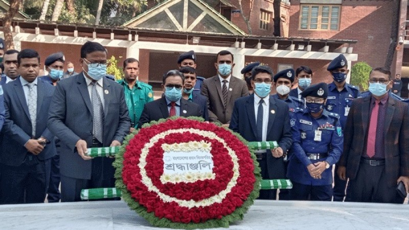 টুঙ্গিপাড়ায় বঙ্গবন্ধুর সমাধিতে প্রধান বিচারপতির শ্রদ্ধা