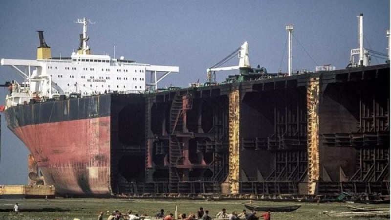 ইস্পাত থেকে আসবাব সবই মেলে জাহাজ ভাঙা শিল্পে