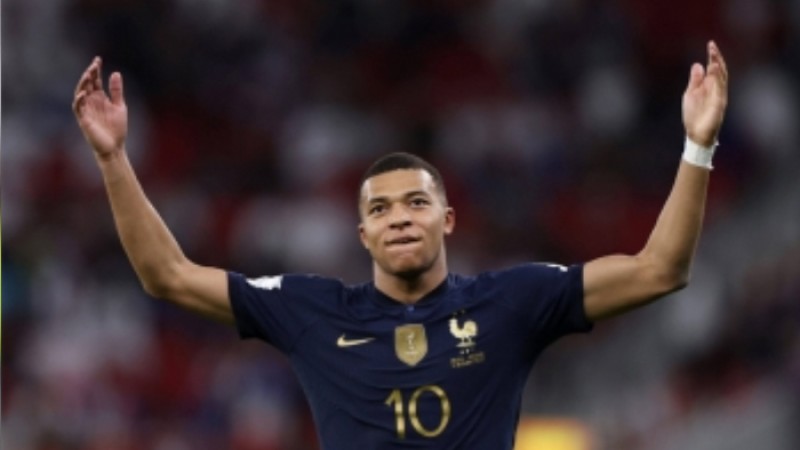 পেলেকে ছাড়িয়ে এমবাপ্পের ২ রেকর্ড