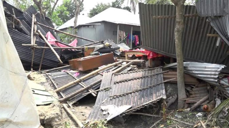 ব্রাহ্মণবাড়িয়ায় হঠাৎ ঘূর্ণিঝড়ে লণ্ডভণ্ড ঘরবাড়ি