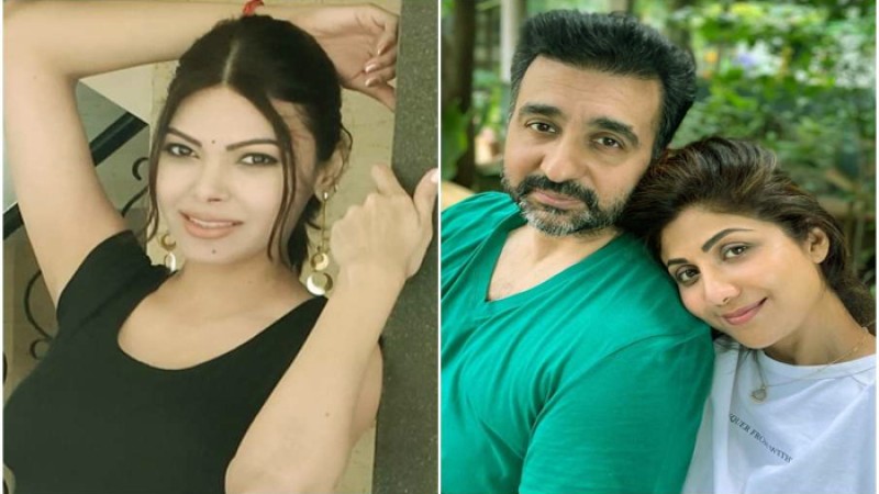 মামলা করে বিপাকে শার্লিন চোপড়া