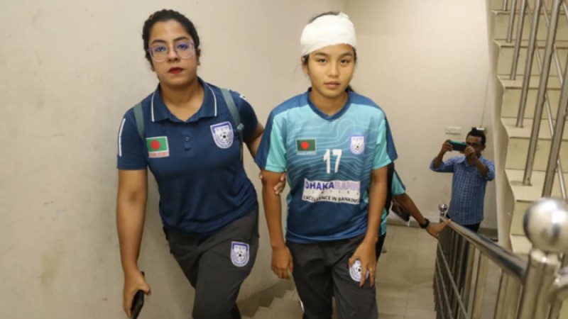 ছাদখোলা বাসে চোট পেলেন সাফজয়ী ঋতুপর্ণা, লাগল তিন সেলাই