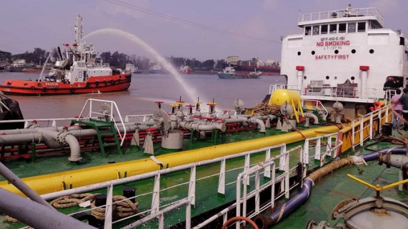 চট্টগ্রামে অয়েল ট্যাংকারে আগুন, নিহত ২