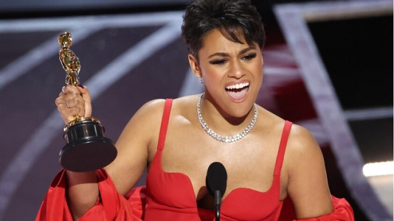 পুরস্কার পেলেন সমকামী পরিচয় দেওয়া অভিনেত্রী আরিয়ানা