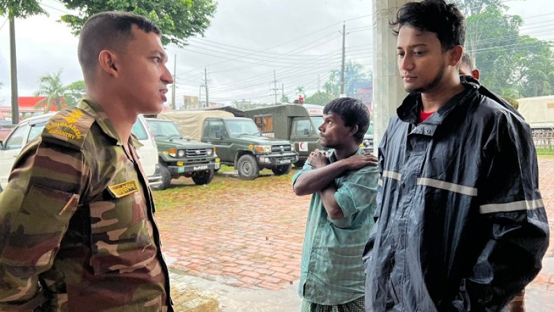 সিলেটে ত্রাণ দিয়ে যাচ্ছেন তাশরীফ