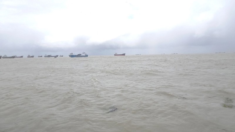 ভোলায় দুর্যোগপূর্ণ আবহাওয়া, উত্তাল নদী-সাগর