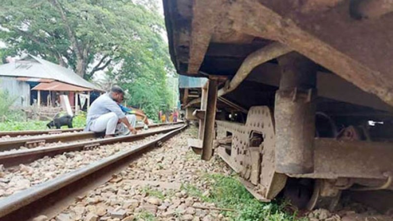 ময়মনসিংহে বগি লাইনচ্যুত, ট্রেন চলাচল বন্ধ