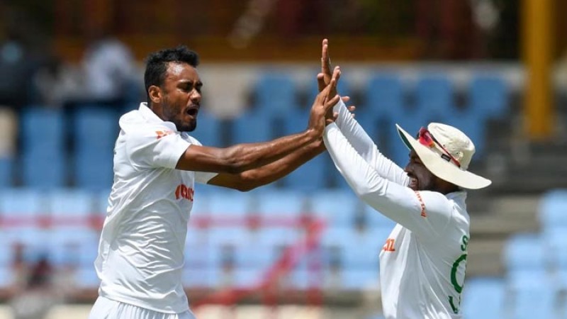 ৪ উইকেট নিয়ে ম্যাচে ফেরার বার্তা বাংলাদেশের