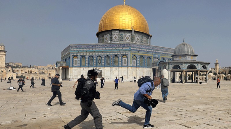 আল-আকসা মসজিদে ইসরায়েলি বাহিনীর অভিযানে আহত ১১৭